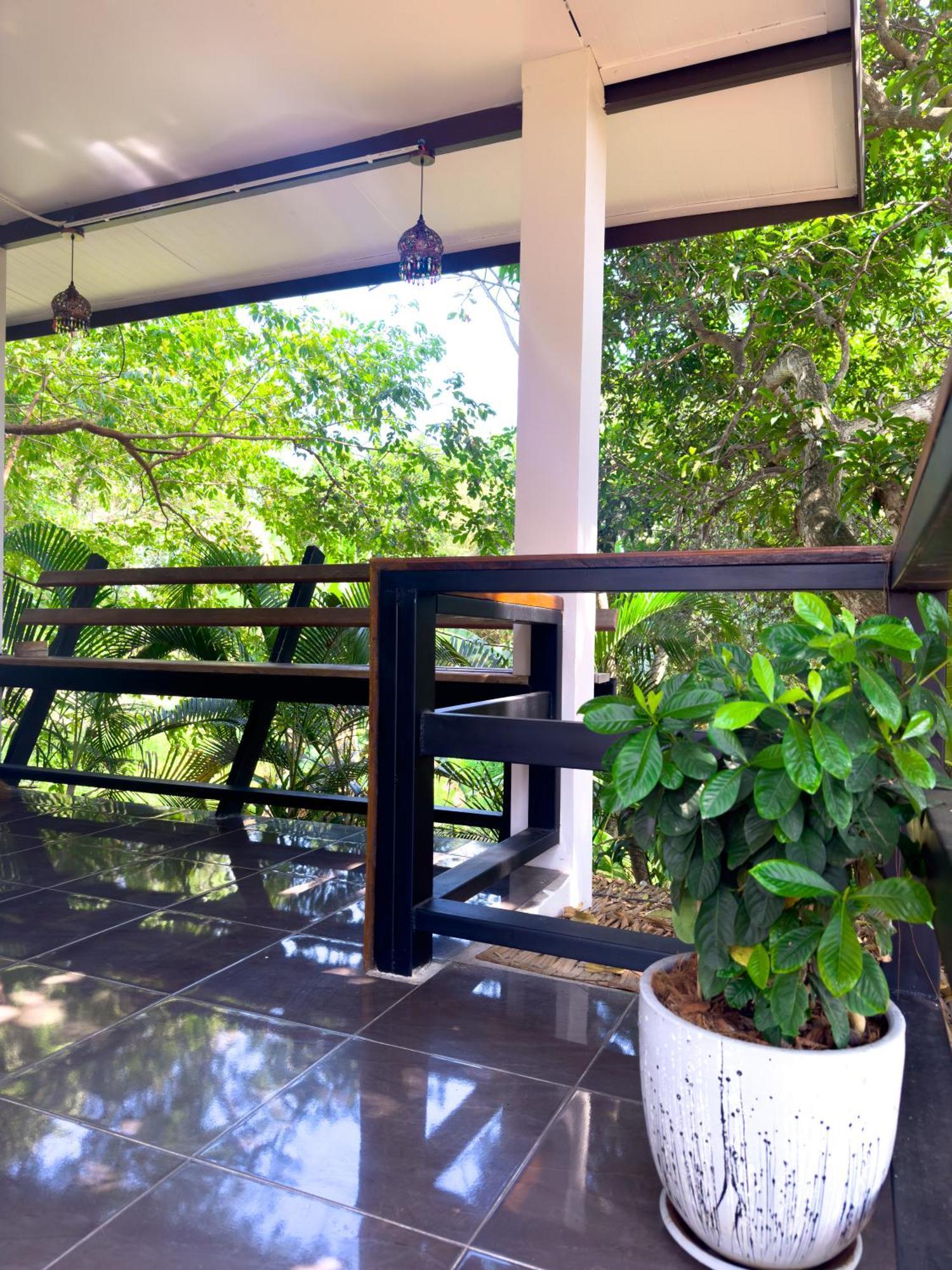 Jungle Vibes Hotel Тонгсала Стая снимка
